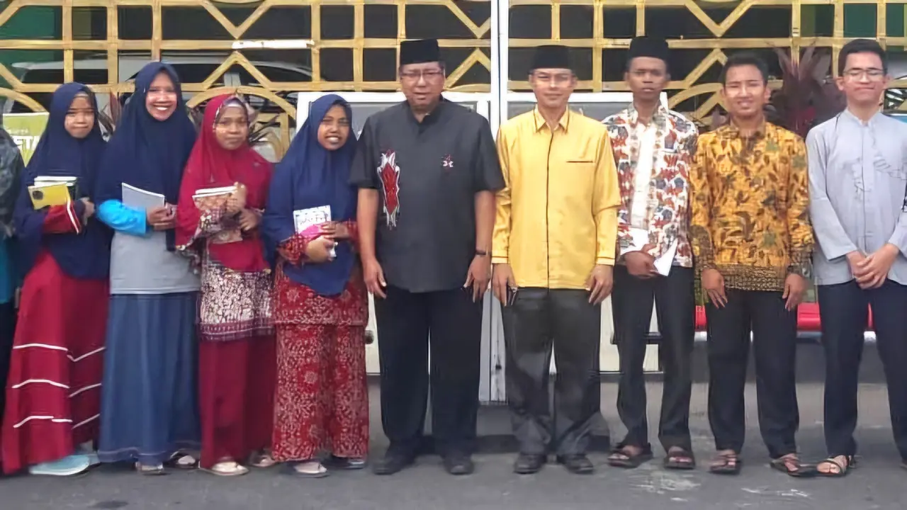 Ketua Tim Pengabdi, Dr. Amir Tjoneng, MS (tengah) berfoto bersama dengan sejumlah santri serta pengurus Pondok Pesantren Mizanul Ulum Desa Sanrobone, Kabupaten Takalar (Liputan6.com/Fauzan)