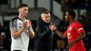 Manajer Manchester United Ole Gunnar Solskjaer (tengah) berjabat tangan dengan pemain Manchester United Odion Ighalo (kanan) pada akhir pertandingan putaran kelima Piala FA menghadapi Derby County di Pride Park, Derby, Inggris, Kamis (5/3/2020). Manchester United menang 3-0. (AP Photo/Rui Vieira)