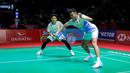 Pebulu tangkis ganda putra Indonesia, Bagas Maulana/Leo Carnando berusaha mengembalikan kok ke arah pasangan Taiwan, Zhi Wei-He/Huang Jui-Hsuan dalam laga 32 besar Indonesia Masters 2026 di Istora, Senayan, Jakarta, Selasa (20/01/2026). (Bola.com/Bagaskara Lazuardi)