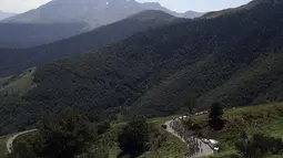 Deretan pebalap sedang berlomba di area pegunungan Pyrenees di Etappe 11 Tour de France yang berjarak 188 km (116.8 miles) di Pau menuju Cauterets di Prancis.  (15/7/2015). (REUTERS/Stefano Rellandini)