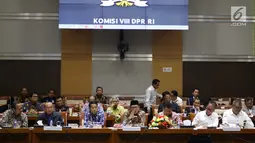 Menteri Agama Lukman Hakim Saifuddin (tengah) dan Menteri Sosial Agus Gumiwang Kartasasmita (dua kanan) saat mengikuti rapat kerja bersama Komisi VIII DPR terkait RKA K/L Tahun 2019 di Jakarta, Rabu (24/10). (Liputan6.com/JohanTallo)