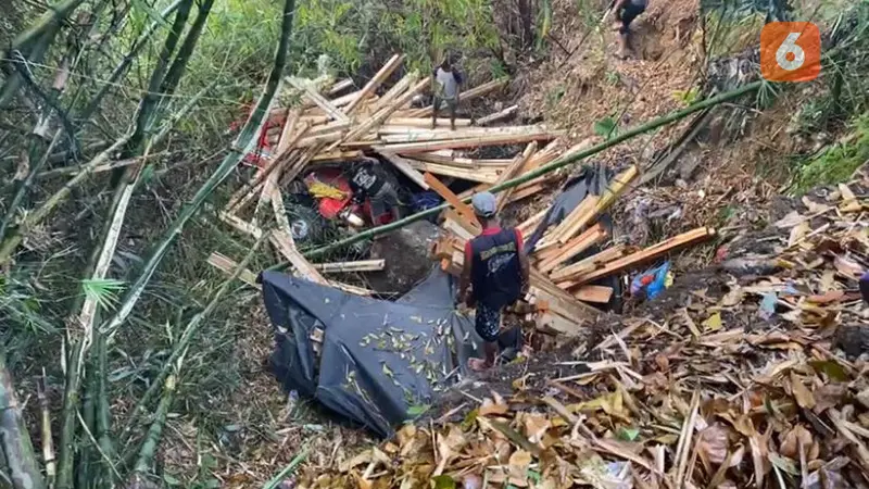 Mobil truk pengangkut kayu terperosok ke jurang di Kecamatan Cibadak Kabupaten Sukabumi (Liputan6.com/Istimewa).