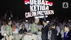 Calon Presiden-Calon Wakil Presiden nomor urut 01 Anies Baswedan dan Muhaimin Iskandar bersama Calon Presiden-Calon Wakil Presiden nomor urut 03 Ganjar Pranowo dan Mahfud MD sesaat sebelum debat ketiga Pilpres 2024, Minggu (7/1/2024). (Liputan6.com/Faizal Fanani)