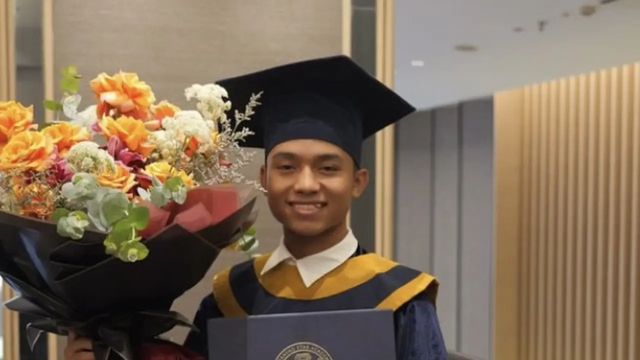 Betrand Peto wisuda