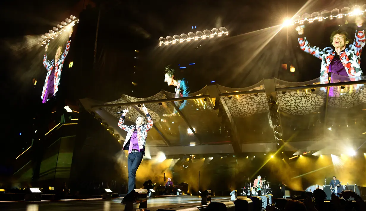 Vokalis The Rolling Stones, Mick Jagger saat tampil dalam konser bertajuk No Filter di The Velodrome Stadium, Marseille, Prancis, Selasa (26/6). (AFP PHOTO / Boris Horvat)