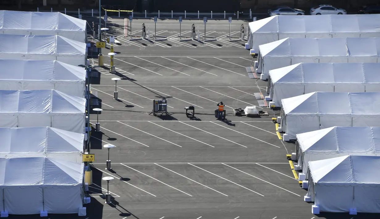 Tenda vaksinasi COVID-19 didirikan di sebelah utara tempat parkir Toy Story di Disneyland Resort di Anaheim, California, AS, Selasa (12/1/2021). Disneyland akan dialihfungsikan menjadi lokasi vaksinasi Covid-19 di Orange County, California. (Jeff Gritchen/The Orange County Register via AP)
