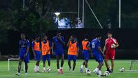 Para pemain Saint Kitts and Nevis saat menggelar sesi latihan perdana untuk FIFA Series 2026 di Lapangan A Stadion Utama Gelora Bung Karno (SUGBK), Jakarta, Selasa (24/3/2026). (Bola.com/M Iqbal Ichsan)