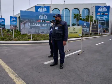 Personel keamanan berdiri di samping papan pengumuman terkait negosiasi Amerika Serikat dan Iran, di luar pusat fasilitasi media di Islamabad, Pakistan, Sabtu 11 April 2026. Hari ini Sabtu 11 April 2026, delegasi Amerika Serikat dan Iran akan bertemu untuk membahas negosiasi gencatan senjata di Pakistan. (AP Photo/Anjum Naveed)