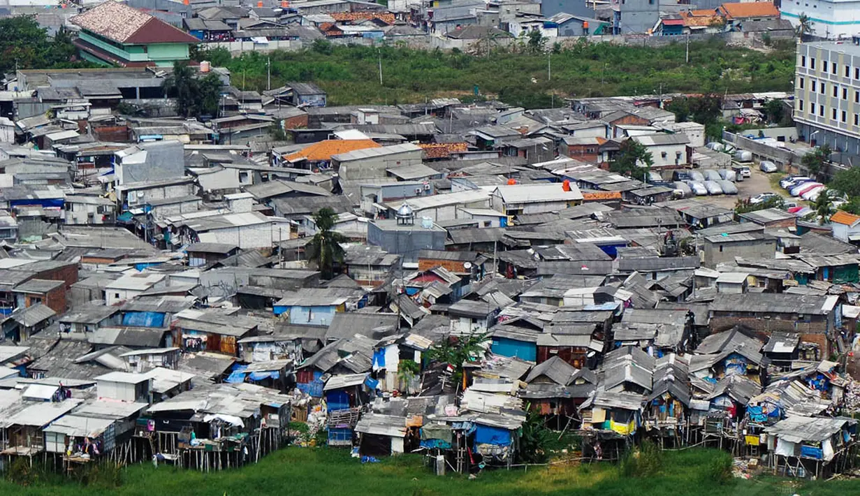 Suasana permukiman kumuh di Bantaran Waduk Pluit, Jakarta, (10/9/14). (Liputan6.com/Faizal Fanani)