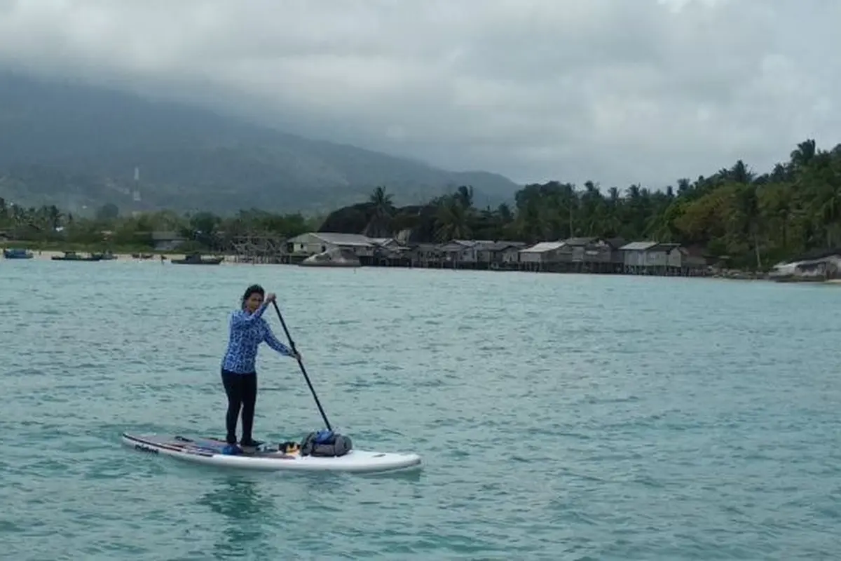 Menteri Kelautan dan Perikanan Susi Pudjiatuti menjalankan aktivitas paddling di Laut Natuna, MInggu (28/1/2018).