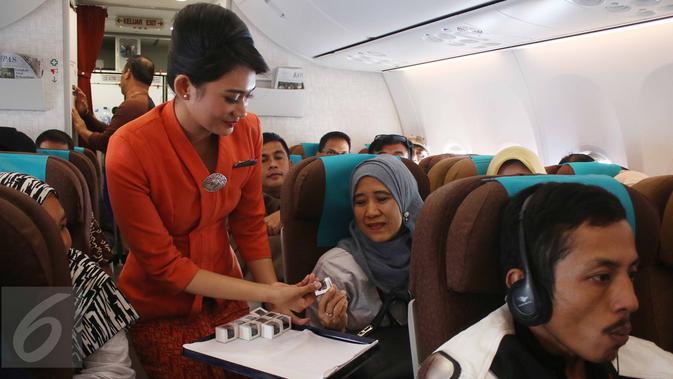Peringati Kartini, Pramugari Garuda Bagikan Cokelat di 