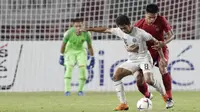 Bek Timnas Indonesia, Fachrudin Aryanto, berebut bola dengan pemain Timor Leste, Filomeno Junior, pada laga Piala AFF 2018 di SUGBK, Jakarta, Selasa (13/11). Indonesia menang 3-1 atas Timor Leste. (Bola.com/M. Iqbal Ichsan)