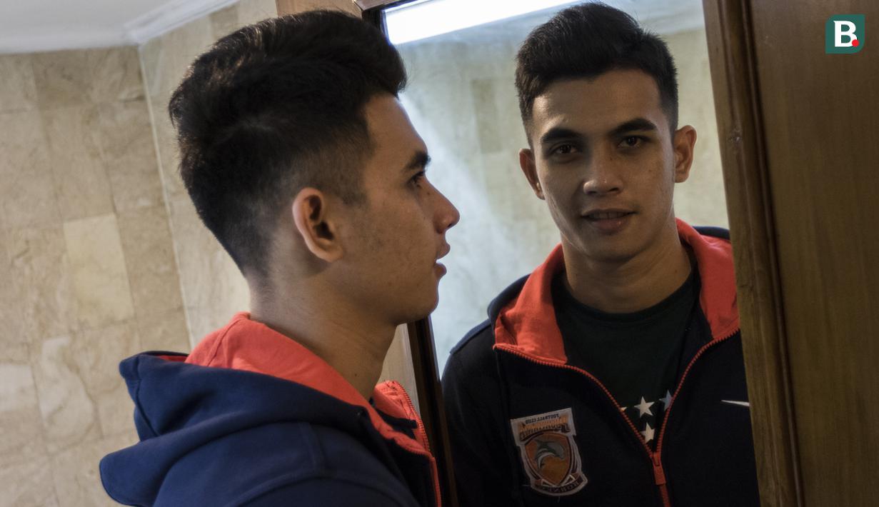 Kiper Borneo FC, Nadeo Argawinata, berpose saat berada di Hotel Sultan, Jakarta, Rabu (18/4/2018). Pemuda 21 tahun ini merupakan penjaga gawang kedua dari Borneo FC. (Bola.com/Vitalis Yogi Trisna)
