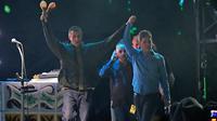 Liam Gallagher (kiri) dan Noel Gallagher (kanan) dari band rock Inggris Oasis naik panggung di Principality Stadium, Cardiff, pada 4 Juli 2025, untuk konser pembukaan tur reuni mereka yang sangat dinantikan hampir 16 tahun setelah terakhir kali tampil bersama. (AFP stringer/AFP)