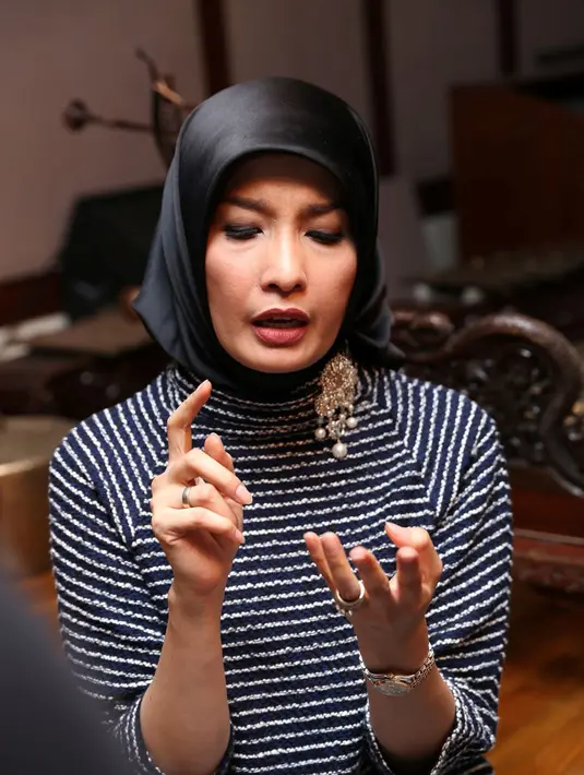 Sebagai sesama muslim, ada rasa sedih yang dirasakan Arzeti. Meski demikian tak banyak yang dapat dilakukan oleh perempuan yang lahir pada 4 September 1976 itu. (Andy Masela/Bintang.com)