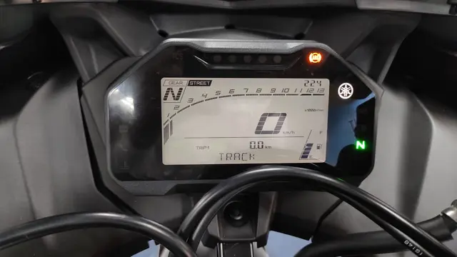 R15M Connected ABS memiliki speedometer bergaya digital terinspirasi YZF-R1 (Arief A/Liputan6.com)