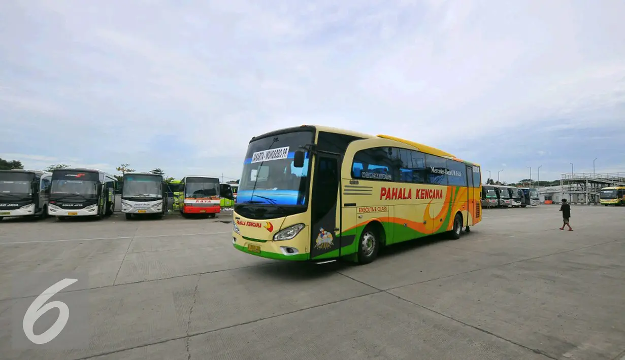 Bus yang tampak di terminal terpadu Pulo Gebang, Jakarta, Selasa (27/12). Terminal ini disebut-sebut sebagai yang terbesar se-Asia Tenggara, dan akan dijadikan basis utama bus-bus Antar Kota Antar Provinsi (AKAP). (Liputan6.com/Angga Yuniar)