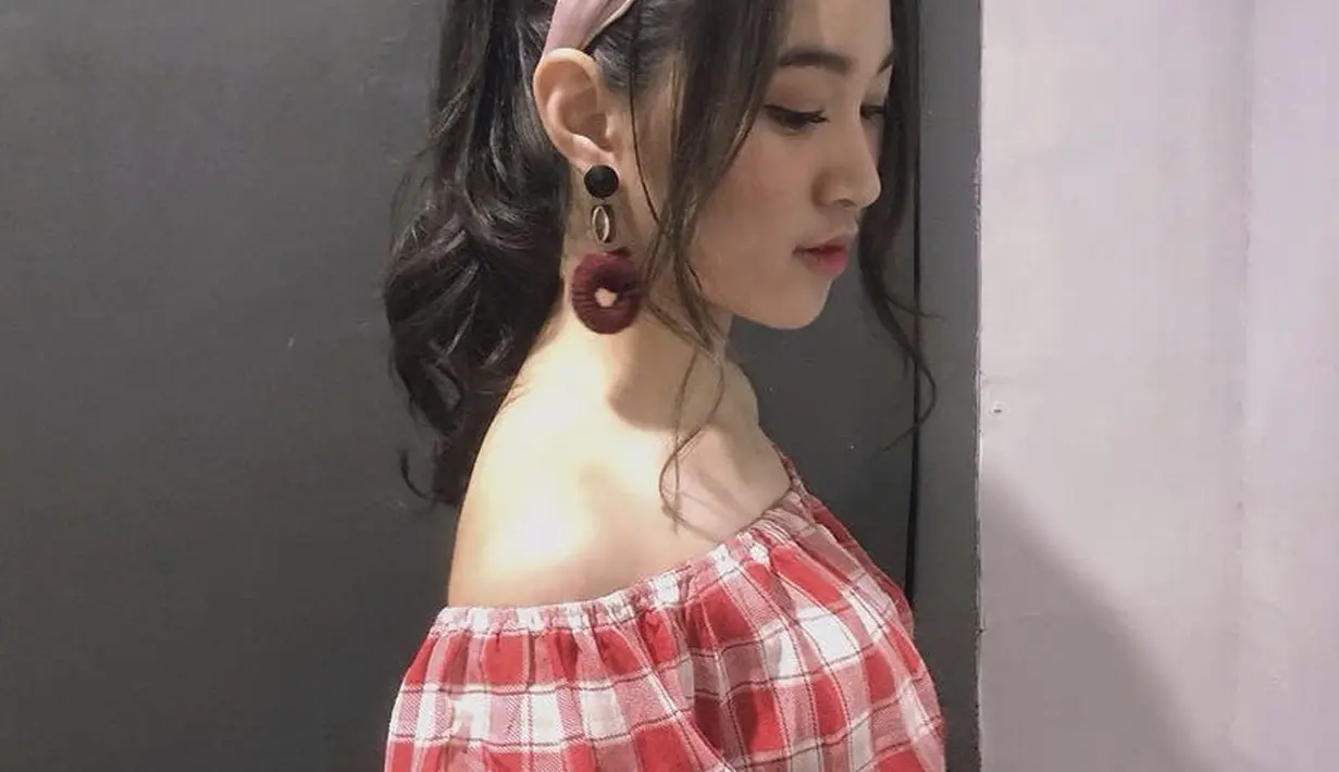 Di tahun 2019, ia mengenakan off shoulder motif kotak-kotak warna merah, dipadukan aksesori anting dan bondu pinknya. @jkt48shani
