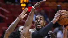 Pemain San Antonio Spurs, LaMarcus Aldridge (kanan) mencoba melewati adangan pemain Miami Heat pada laga NBA basketball game di Miami, (25/10/2017). Spurs kalahkan Heat 117-100.  (AP/Wilfredo Lee)