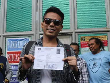 Muncikari artis, Robby Abbas menunjukan surat pembebasan dari LP Cipinang, Jakarta, Selasa (10/5). Robby yang divonis 1 tahun empat bulan penjara, dinyatakan bebas bersyarat. (Liputan6.com/Herman Zakharia)