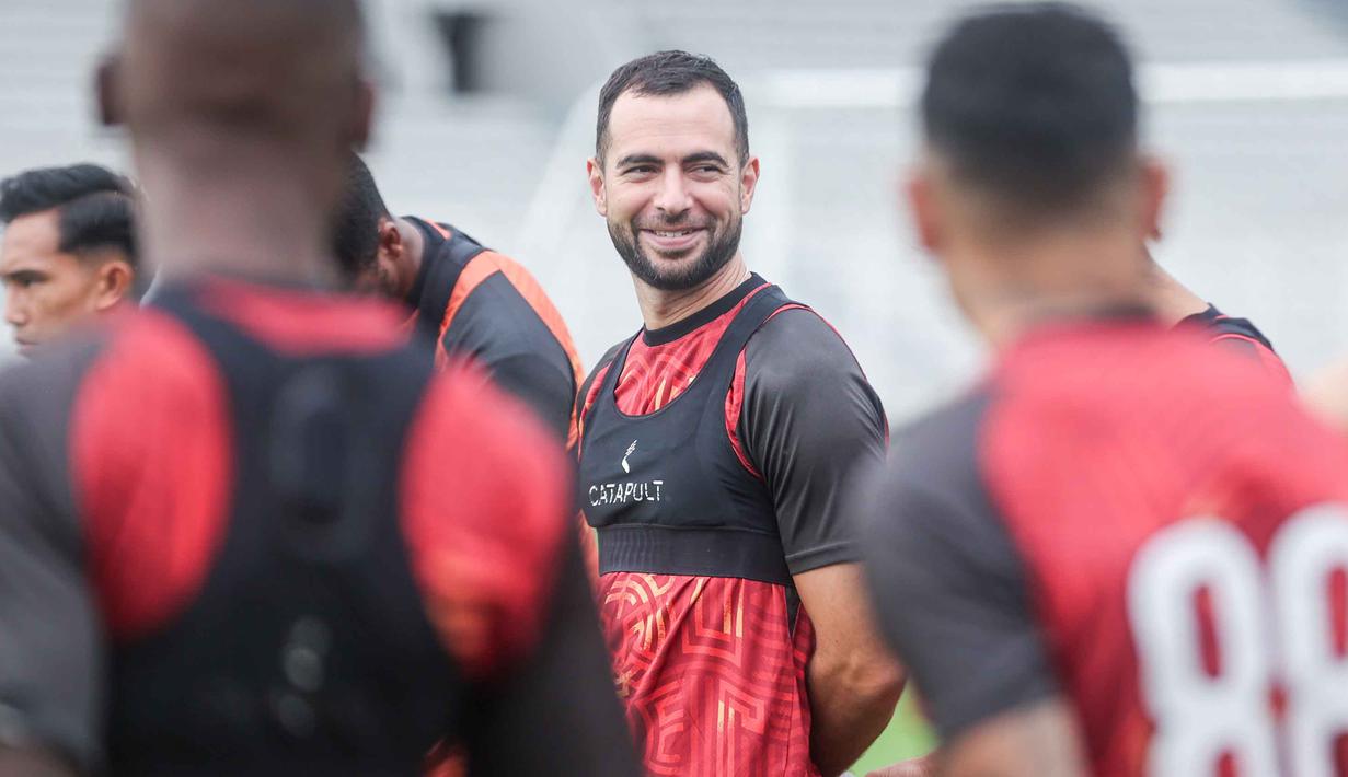 Pemain Persija, Jordi Amat sesaat sebelum melakukan latihan di Stadion Madya, Kompleks Gelora Bung Karno, Senayan, Jakarta, Jumat (2/1/2026). (Bola.com/Abdul Aziz)