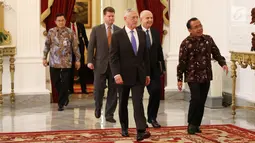 Menteri Pertahanan (Menhan) Amerika Serikat (AS) James Mattis (kiri depan) berjalan saat akan menemui Presiden Jokowi di Istana Merdeka, Jakarta, Selasa (23/1).  (Liputan6.com/Angga Yuniar)