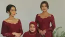 Karin, Zahra, dan sang ibunda pun kompak memilih mengenakan kebaya yang didominasi warna merah. Membuat ketiganya tampil anggun. [@sanchez.beautymakeup]