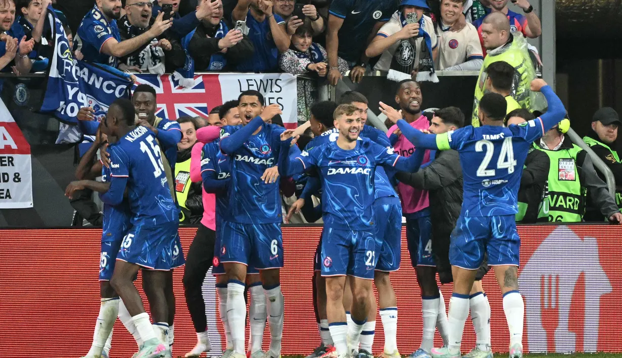 Di masa tambahan waktu atau pada menit ke-90+1, tendangan keras Moises Caicedo menutup pesta gol Chelsea saat melawan Real Betis. Tampak dalam foto, para pemain Chelsea merayakan gol keempat tim mereka yang dicetak oleh gelandang Chelsea Moises Caicedo (25) saat pertandingan sepak bola Final UEFA Conference League 2024/2025 melawan Real Betis di Tarczynski Arena, Wroclaw, Polandia, Rabu 28 Mei 2025 waktu setempat atau Kamis (29/5/2025) dini hari WIB. (Sergei GAPON/AFP)
