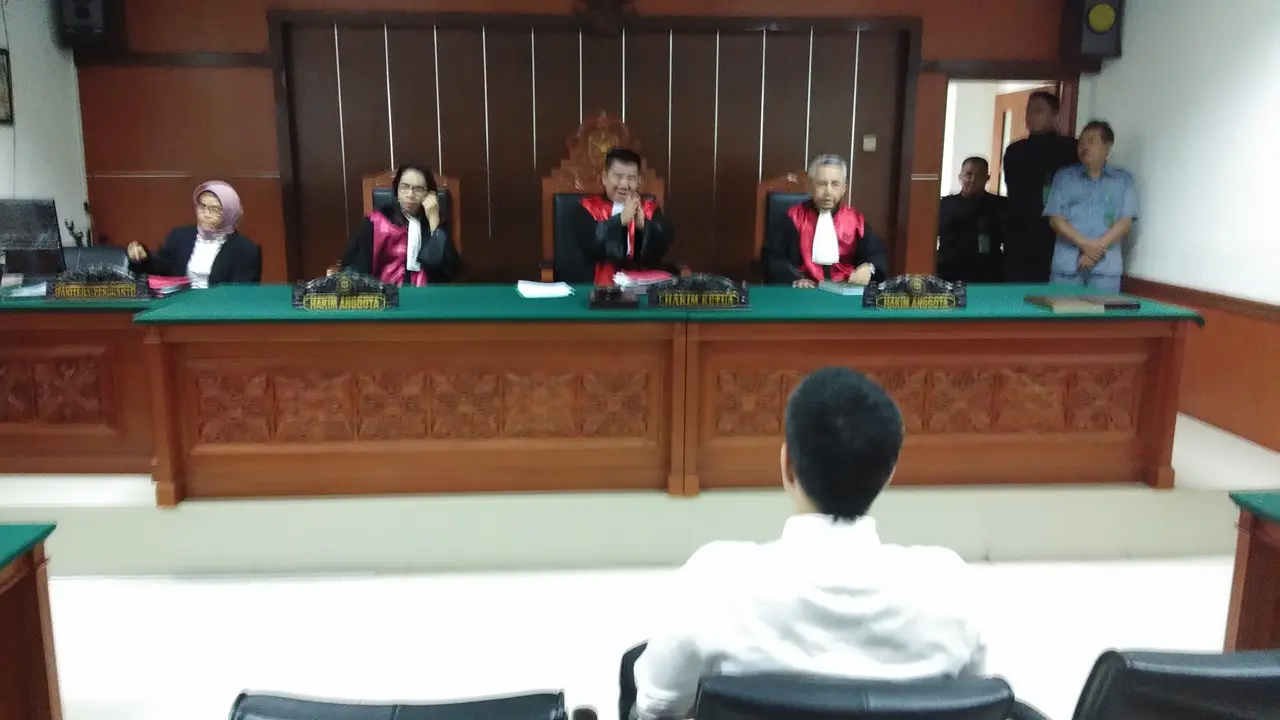 Hakim Pengadilan Negeri Jakarta Barat, menyatakan artis Steve Emmanuel terbukti bersalah menyalahgunakan narkoba jenis kokain.