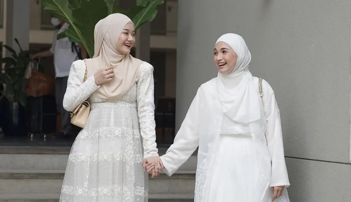 Setelah jadi ibu, keduanya masih sering luangkan waktu nikmati momen berdua. Meski sudah dikaruniai buah hati, tak dipungkiri jika dua sahabat yang sudah dekat selama lebih dari 10 tahun ini tetap terlihat bak ABG. Sama-sama pakai busana warna putih dan pamer senyuman manis, keduanya tampil kompak dan makin memesona. (Liputan6.com/IG/@asrikasura)