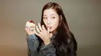 Paras Jung Chaeyeon yang begitu menawan ini sekarang bisa kita lihat dalam drama Korea The Golden Spoon. Bahkan kecantikannya kerap disebut bak dewi. Meski begitu, ia tak melulu menampilkan potret elegannya saja. Wanita kelahiran 1 Desember 1997 ini juga tak jarang tampil imut. (Liputan6.com/IG/@j_chaeyeoni)