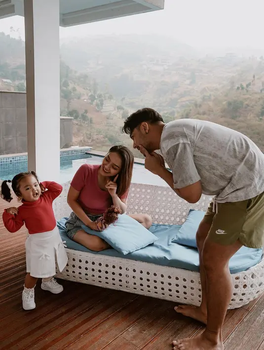 Xarena Zaneta nama anak pertama Siti Badriah dan Krisjiana lahir pada 18 Maret 2022 silam. Kehadiran putrinya melengkapi kebahagiaan pasangan yang menikah pada tahun 2019 ini. [Instagram/krisjianabah/xarenazenata]