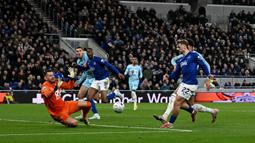 Gol pembuka Everton dilesatkan James Tarkowski pada menit ke-32. Kiernan Dewsbury-Hall kemudian menambah skor pada menit ke-60. (AFP/Paul Ellis)