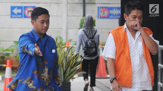 Hakim Pengadilan Negeri Jakarta Selatan, Irwan (kanan) tiba untuk pemeriksaan di Gedung KPK, Jakarta, Jumat (14/12). Irwan  menjalani pemeriksaan perdana sebagai tersangka kasus dugaan suap penanganan perkara perdata di PN Jaksel (Merdeka.com/Dwi Narwoko)