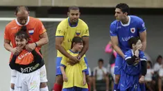 Sejumlah anak berkebutuhan khusus dan pesepakbola Brasil bermain bola saat menghadiri "World Boots" di Neymar Institute, Brasil, 7 Juni 2015. Acara tersebut diadakan pesepakbola Brasil Neymar untuk anak-anak berkebutuhan khusus. (REUTERS/Paulo Whitaker)