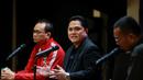 <p>Ketua Umum PSSI, Erick Thohir (tengah), memberikan keterangan terkait tiket pertandingan&nbsp;FIFA Matchday antara&nbsp;Timnas Indonesia vs Argentina di Media Center SUGBK, Jakarta, Senin (29/5/2023). (Bola.com/M Iqbal Ichsan)</p>