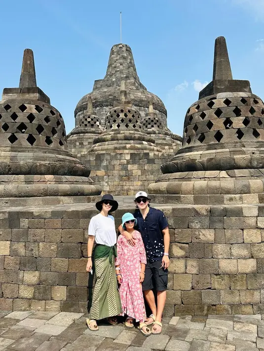 Bahkan, beberapa waktu lalu keluarga selebriti ini terlihat menikmati waktu liburan di Magelang. Ketiganya juga menikmati waktu berlibur di Candi Borobudur bersama. (Liputan6.com/IG/@marshatimothy)