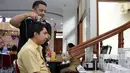 Petugas sedang memeriksa kulit kepala pasien di Jakarta, Kamis (12/12/2019). Pemeriksaan tersebut untuk mengetahui inspeksi dan palpasi pada kulit kepala. (Liputan6.com/HO/Deni)
