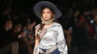 Humbang Shibori x Purana di JFW 2019 (Fimela.com/Nurwahyunan)