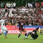 Rizky Pellu di hadapan Jandia Eka Putra saat laga PSM vs PSIS di Stadion AMM, Makassar, Minggu (25/3/2018). (Bola.com/Abdi Satria)