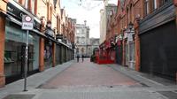 Sejumlah toko tutup setelah pemberlakuan karantina wilayah (lockdown) nasional di tengah penyebaran kembali COVID-19 di Dublin, Irlandia (22/10/2020). Mulai Kamis (22/10), Irlandia memberlakukan lagi lockdown nasional akibat penyebaran kembali COVID-19 di negara tersebut. (Xinhua)