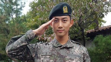 Tampan Dan Gagah Ini 8 Foto Artis Korea Selatan Saat Wajib Militer News Entertainment Fimela Com