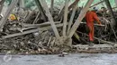 Petugas melakukan pembongkaran besi rangka jembatan Rawajati, Kalibata, Jakarta, Selasa (15/3). Gubernur DKI Basuki Tjahaja Purnama meminta Dinas PU segera membongkar Jembatan tersebut karena menjadi penyebab banjir. (Liputan6.com/Yoppy Renato)