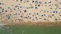 Diterjang Gelombang Panas Ekstrem, Warga Inggris Padati Pantai Bournemouth