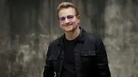 Bono U2 menjadi pria pertama yang namanya tercatat di majalah fashion ternama ini.