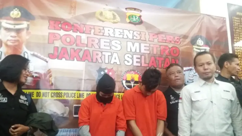 Dua orang pelaku pembunuhan wanita di Mampang, Jakarta Selatan bernama Yustian (24) dan Nissa Regina (17) tiba di Mapolres Metro Jakarta Selatan.