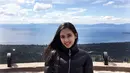 Dengan rambut yang terurai, pemain film "Dilarang Menyanyi di Kamar Mandi" ini menikmati pemandangan danau air tawar di pegunungan Sierra Nevada, California.  Danau cantik ini bernama Danau Tahoe. (Liputan6.com/IG/elviraelph)