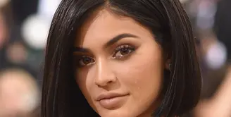 Kylie Jenner memang terkenal dengan julukan ratu Snapchat. Pasalnya, adik kandung Kendall Jenner tersebut selalu mengupdate kegiatan hari-harinya lewat akun sosial media Snapchat. (AFP/Bintang.com) 