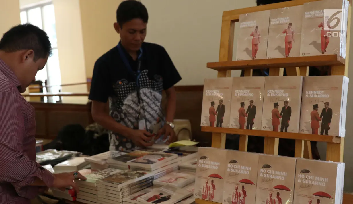 Sejumlah buku dipajang saat peluncuran buku tentang Soekarno di Jakarta, Kamis (30/11). Ketiga buku tersebut yakni Kennedy dan Soekarno, Ho Chi Minh dan Soekarno, dan Mengincar Bung Besar. (Liputan6.com/Angga Yuniar)