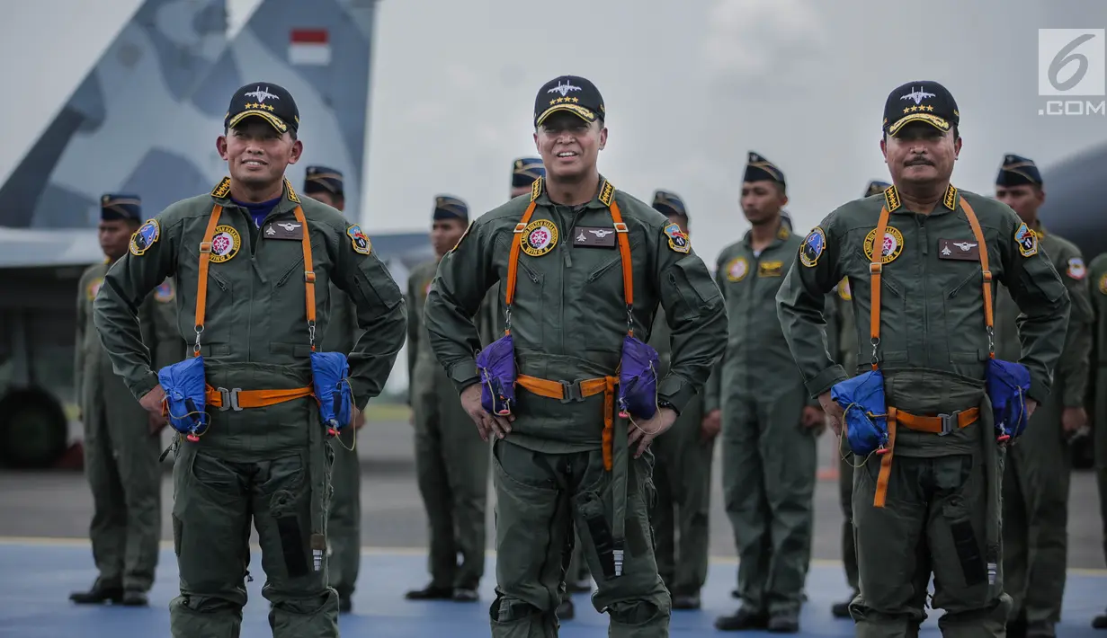 KSAU Marsekal TNI Yuyu Sutisna (kiri) foto bersama KSAD Jenderal TNI Andika Perkasa (tengah) dan KSAL Laksamana TNI Siwi Sukma Adji (kanan) saat penyematan Wing Penerbang Kehormatan di Lanud Halim Perdanakusuma, Jakarta, Jumat (5/4). (Liputan6.com/Faizal Fanani)